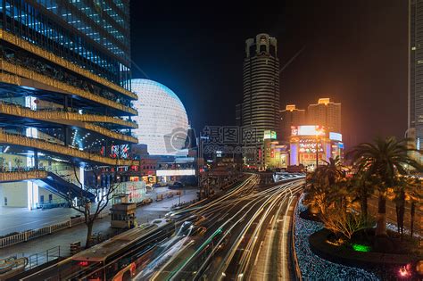 在近三十年的变化中，徐家汇成为上海的缩影，经历了根本性的功能发展，为国际大都市建设树立了范式。