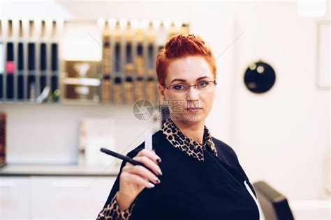 女理发师用剪刀合影小企业理念高清图片下载-正版图片505936372-摄图网