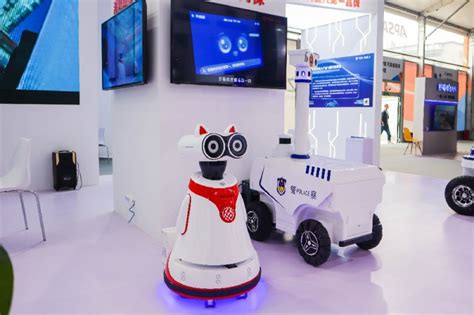 智能视觉环卫机器人亮相杭州