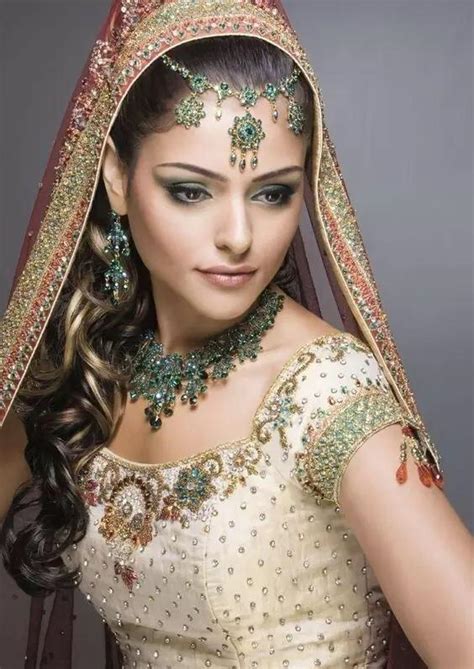 印度公主的华丽角色扮演服装与珠宝_Midjourney图片/作品 - 艺点创意商城