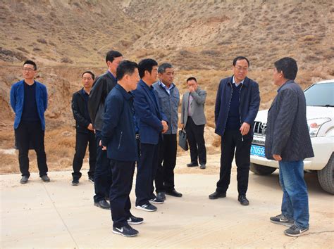 白银市副市长贾汝昌莅临现场督导公司沿山道路进展情况