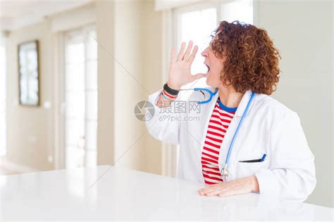 高级女医生在诊所穿着医疗长袍高清图片下载-正版图片503695836-摄图网