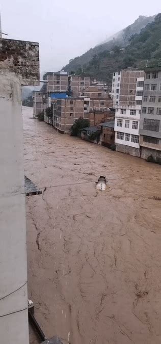 最新：南宁良庆区南晓镇今晨突发洪灾，被困群众已安全转移！