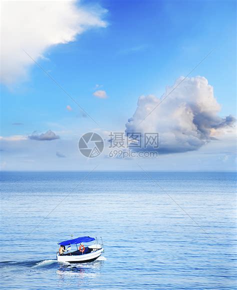 船舶在海上航行钓鱼反射日历风景波浪旅行海岸插图印象场景高清图片下载-正版图片320803452-摄图网