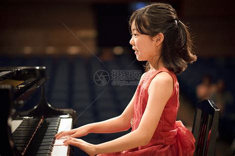 弹钢琴女孩元素素材下载-正版素材400315200-摄图网