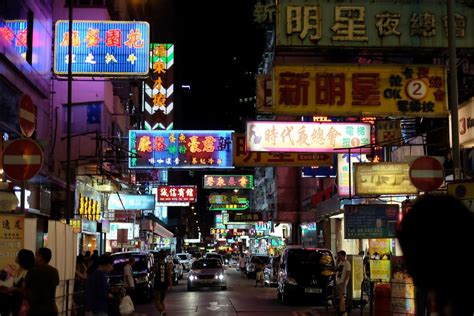 旺角，香港九龙的一座特色夜市，全区繁华拥挤