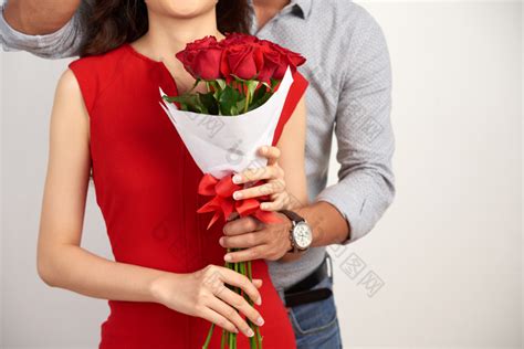 情人节送玫瑰花的情侣图片-包图网