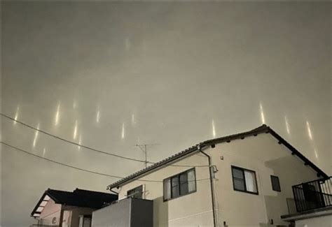 50多枚不明光柱入侵日本夜空，网友：人类补完计划启动__财经头条