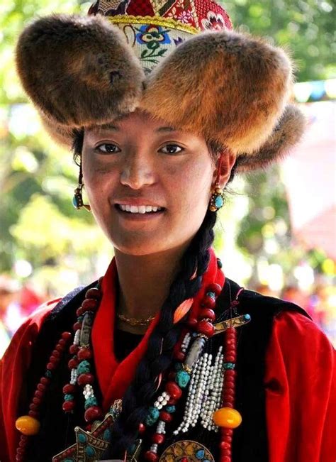 藏族女性少数民族形象高清图片下载-正版图片507706375-摄图网