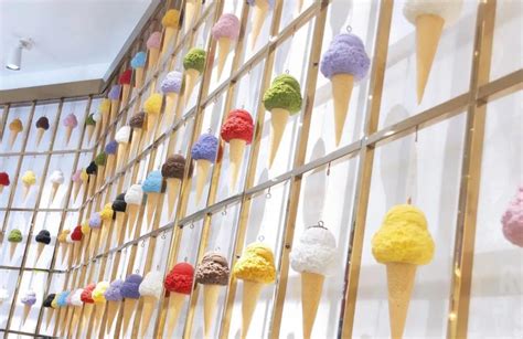 冰淇淋小店里品尝冰凉的甜蜜
