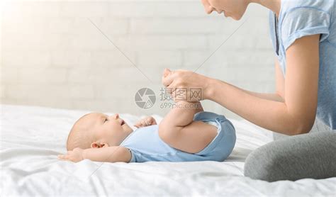 年幼和幸福的母亲照顾着她年轻的儿子高清图片下载-正版图片507332388-摄图网