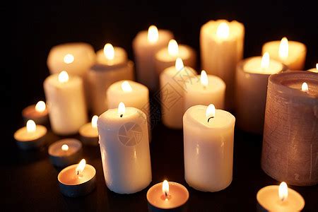 哀悼纪念的蜡烛燃烧黑暗中的黑色背景蜡烛黑暗中燃烧黑色的背景上高清图片下载-正版图片300430678-摄图网