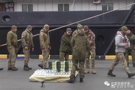 俄军女兵正在给自愿放下武器的乌军士兵发放补给……