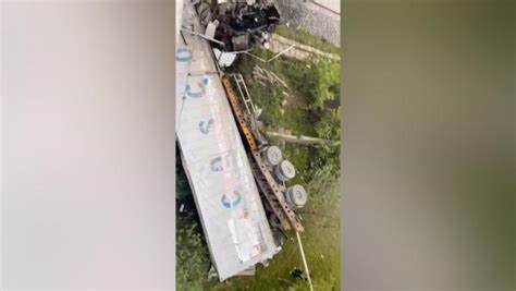 武汉一货车从高架桥坠落，横卧桥下铁轨旁_凤凰网视频_凤凰网