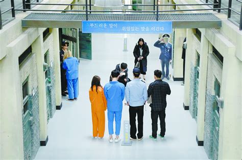 戴上手铐做“囚犯” 走进“牢房”写情书 韩国“奇特监狱”带给你另类体验_旅游_环球网