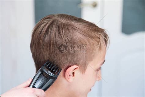 金发男孩在隔离期间在家理发父亲用理发剪他的待在家里的概高清图片下载-正版图片502715642-摄图网