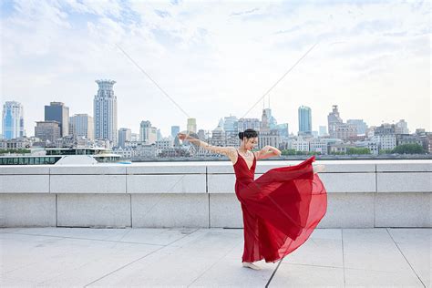 公园中翩翩起舞的女舞者高清图片下载-正版图片507717803-摄图网