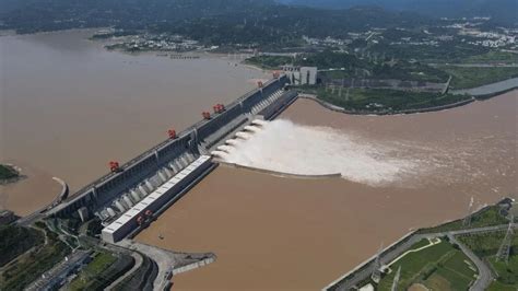 震撼！三峡大坝开启10孔泄洪，作用很关键！ - 海报新闻