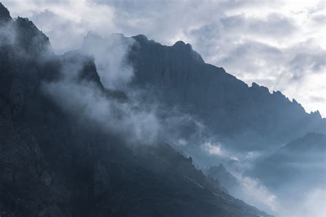 清晨在连绵的山脉之间云雾缭绕天空一片青色宛若仙境