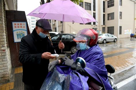 物业员工被封控，上海小区业主成立志愿者团队“自救”：数位七旬老人主动报名，“我身体棒棒的”_郭志强_检测_核酸