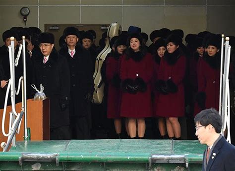 朝鲜艺术团抵韩:玄松月先露面 女团员穿红衣高跟鞋_新闻频道_中国青年网
