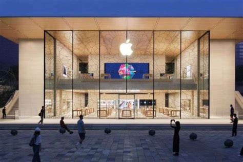 苹果 CEO 库克现身上海，静安 Apple Store 直营店明日开业