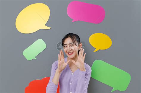 东方人彩色图片呼喊站在对话框前面的快乐女孩高清图片下载-正版图片501909489-摄图网