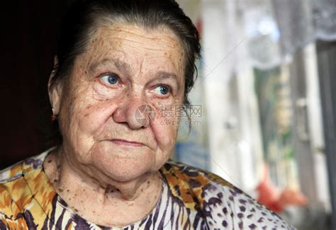 一个八十岁的老人肖像坐在孙女身边四年高清图片下载-正版图片306854213-摄图网