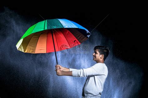手拿雨伞的印度男孩高清图片下载-正版图片506075478-摄图网