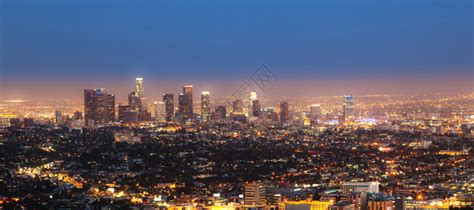 日落时分，无人机飞过洛杉矶市中心摩天大楼的高速公路视频素材_ID:VCG42N1293791759-VCG.COM