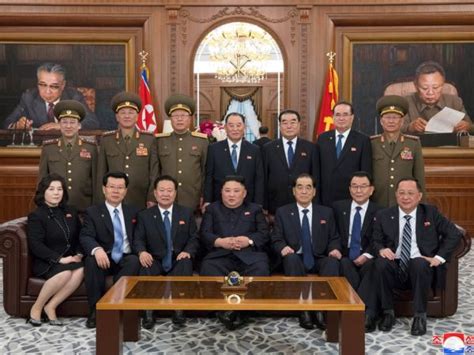 朝鲜新一届领导班子罕见晒全家福__凤凰网