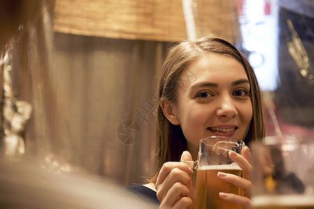 快乐的女人和朋友喝啤酒的剪影高清图片下载-正版图片503556548-摄图网