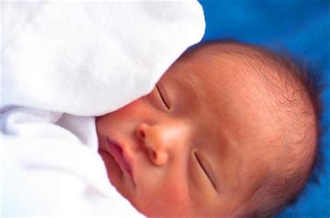 新生儿最晚多久睁开眼？通常在这个时间范围内，注意3点呵护眼睛