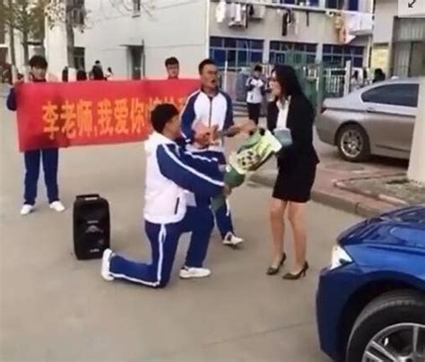 男学生求婚女老师拉条幅表白 单膝下跪竟遭谩骂-新闻中心-温州网