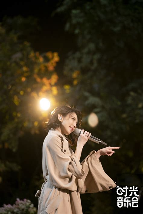 戴佩妮43岁似少女，因一首歌火遍亚洲，5获金曲奖却错过生育年龄_刘宇宁