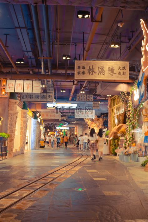 深圳地铁站里有许多地下商业街，只是小摊小店，但都有特色|商业街|小摊|小店_新浪新闻