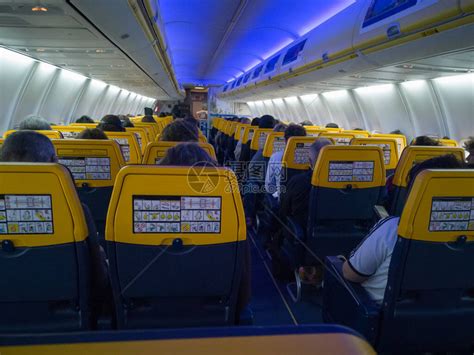 飞行期间飞机内部和客舱内坐满了乘客高清图片下载-正版图片506454679-摄图网