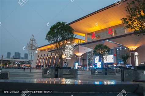 武汉城市地标建筑武昌火车站人流高清摄影大图-千库网