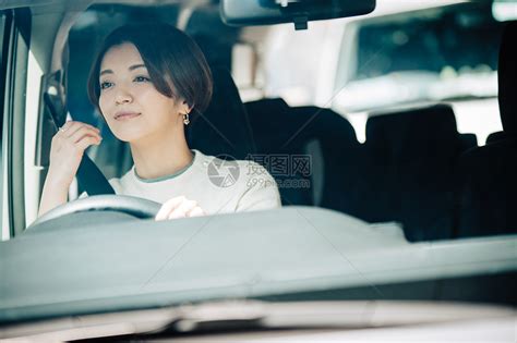 微笑的女人开车高清图片下载-正版图片502273301-摄图网