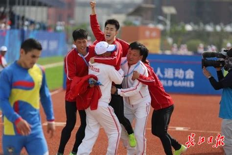 金正恩会见朝鲜运动员 球员热泪撒绿茵场面感人-嵊州新闻网