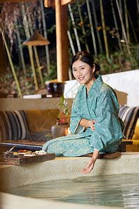 穿着日式浴衣的女性坐在温泉里泡脚高清图片下载-正版图片502352494-摄图网
