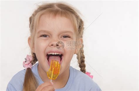 儿童节可爱女孩吃棒棒糖PNG素材图片免费下载-千库网