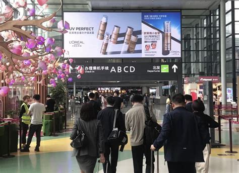 欧莱雅小金管露面上海虹桥国际机场LED大屏广告-新闻资讯-全媒通