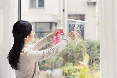 家庭主妇打扫卫生擦玻璃高清图片下载-正版图片501704164-摄图网