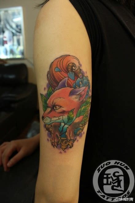 女生手臂潮流经典的一款狐狸纹身图案