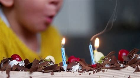生日蛋糕上的蜡烛被吹灭了视频素材_ID:VCG42481651964-VCG.COM