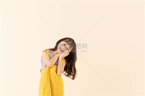 歪头女孩 图片