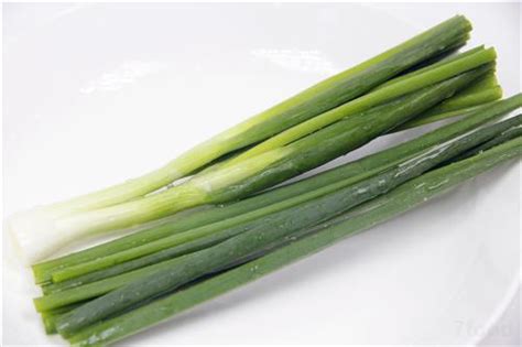小葱的热量(卡路里cal),小葱的功效与作用,小葱的食用方法,小葱的营养价值