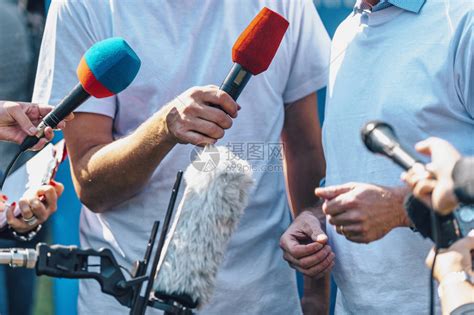 记者采访男用扬声器手持麦克风和手机高清图片下载-正版图片504203657-摄图网