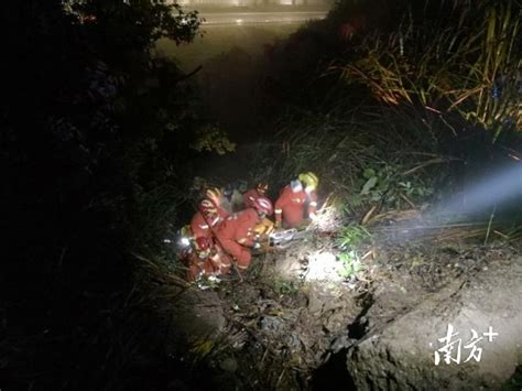 日本一大巴从10米高悬崖坠落 车内19名乘客受伤_荔枝网新闻